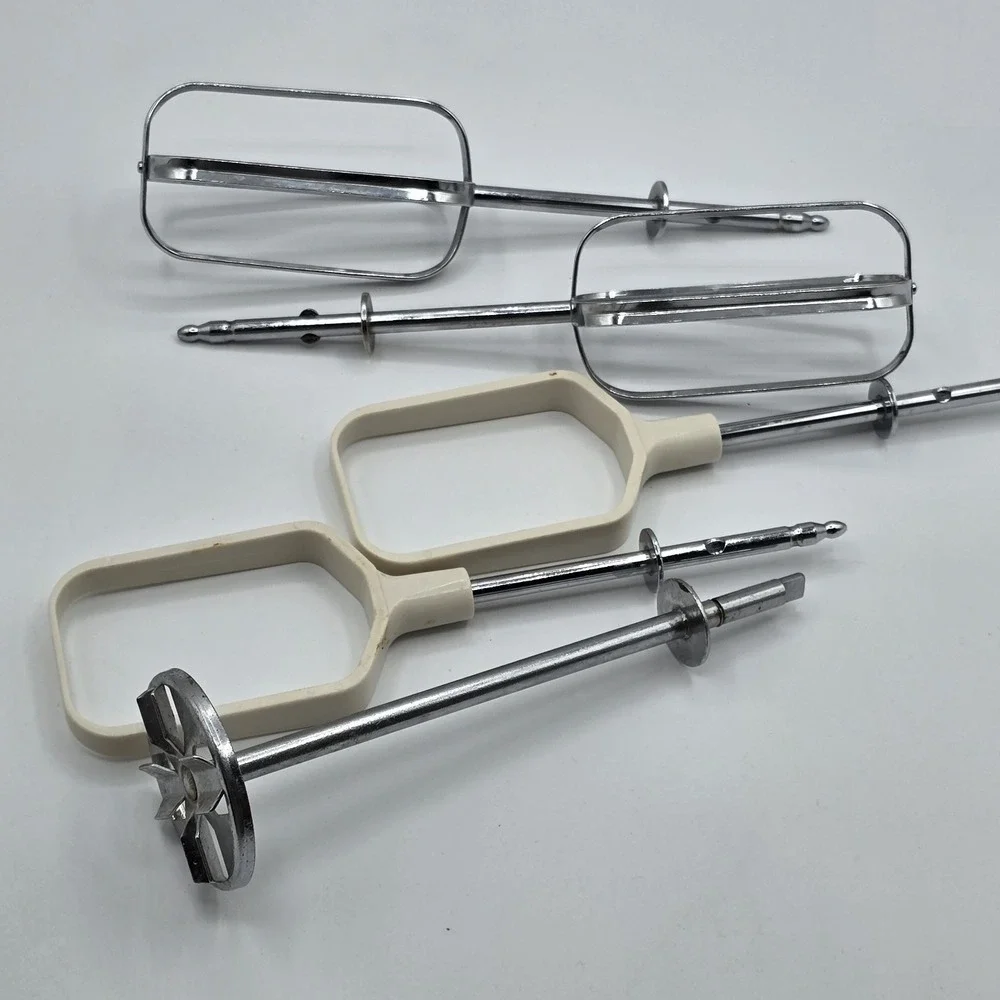 Set Lot Of Vintage Mix Mixer Metal Plastic Beaters